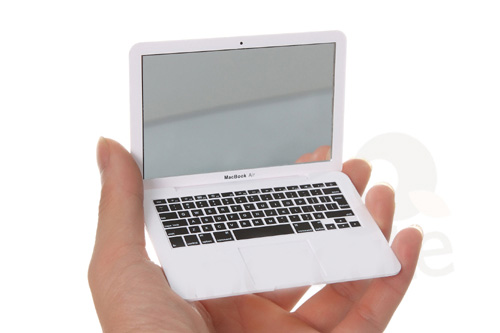 FREE Ozstock Day: Macbook Mirror